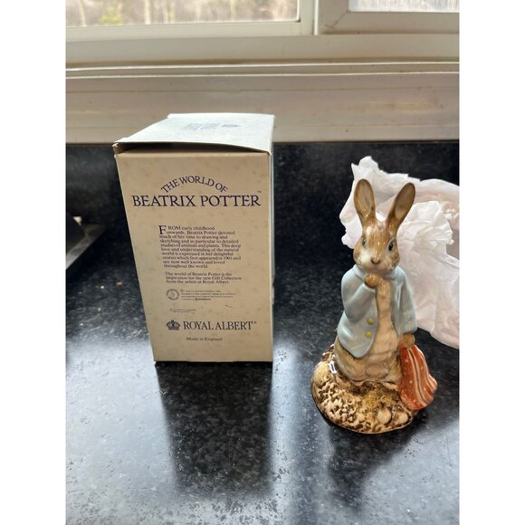 Vintage 1990's Peter and the Red Pocket Handkerchief Beatrix Potter Figurine - Picture 3 of 9